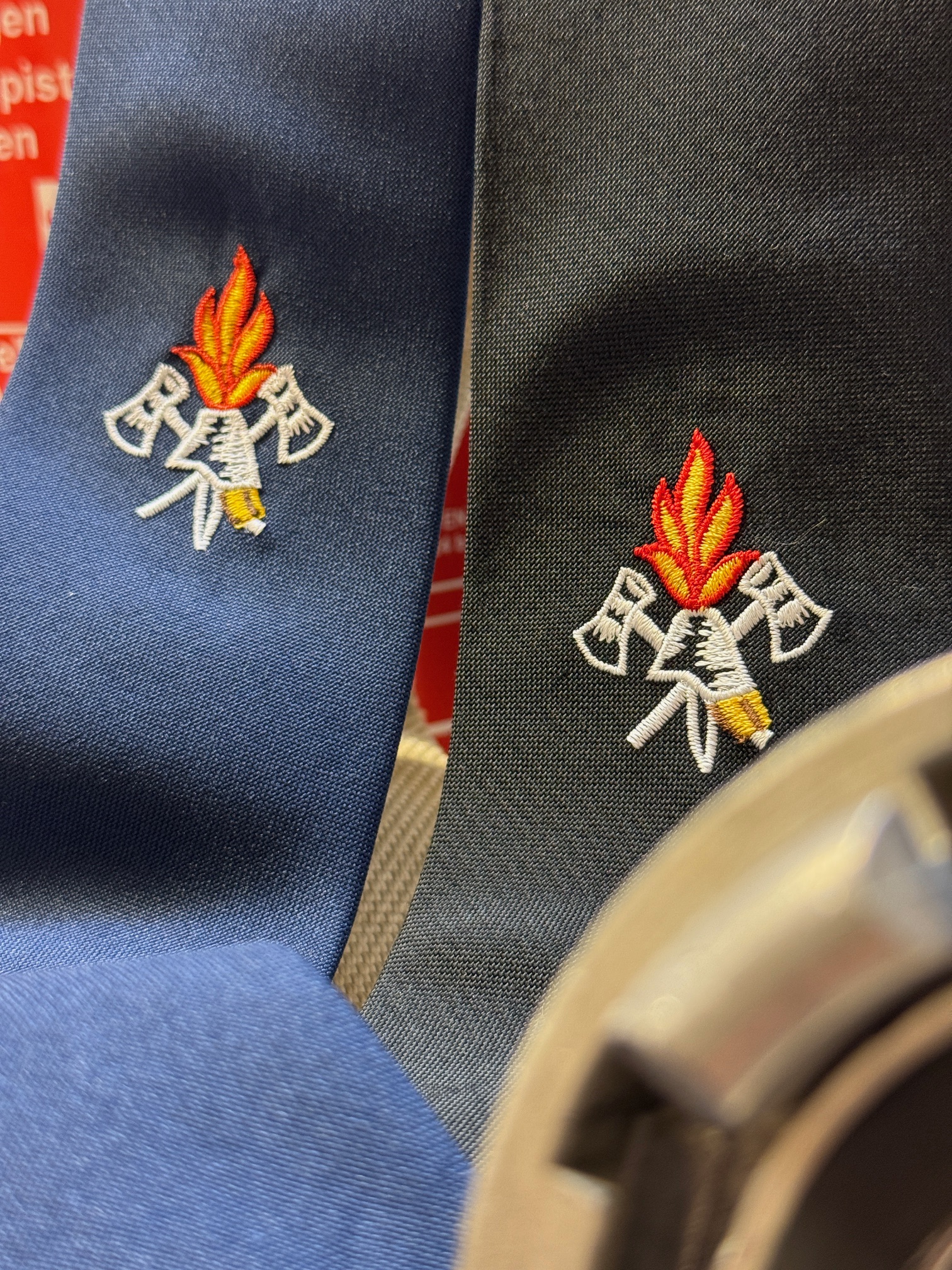 IMG_1236 Feuerwehr-Krawatte gewebt mit Feuerwehremblem Axt Helm und Flamme